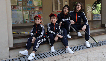 某高校為了防止學(xué)生早戀，竟把校服設(shè)計(jì)成“奇葩”