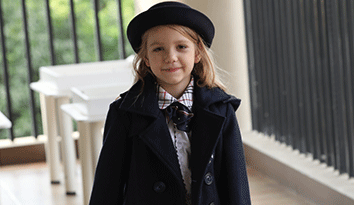 公立學(xué)校女生穿的是褲子，而貴族校服的是“裙子”