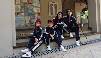 印度大學(xué)生趕考，竟然把身體“懸掛在公交車”上，哈馬定制校服生產(chǎn)廠家為中國孩子感到幸福