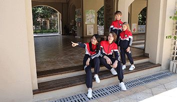 哈馬學(xué)生服廠家認(rèn)為，管理校園學(xué)生們手機(jī)，要“筑堤”也要“挖渠”