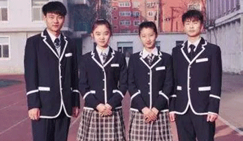 為何貴族學校女生校服定做是裙子，而普通學校則是褲子？你們學校想轉(zhuǎn)變下嗎？