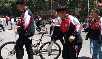 37度的高溫，山東茌平多所學(xué)校孩子們還在穿著冬裝校服定做？