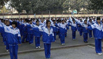 我們的“校服定制”終于引起注意，兩會委員提案對校服“下手”