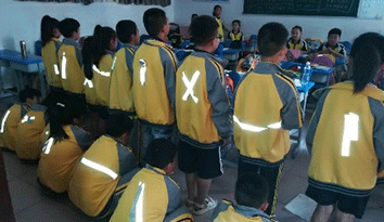 我們?yōu)椤靶７ㄗ觥奔友b反光條，讓學生出行更安全