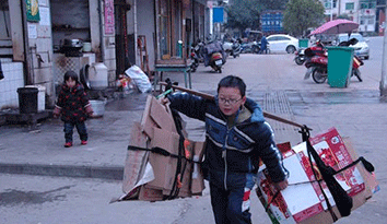 江西玉溪一名穿著“校服定做”男孩，用雙手體驗父母不易