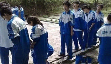 當(dāng)日本女孩穿上中國(guó)傳統(tǒng)的“校服定制”著裝，會(huì)是什么感覺(jué)呢？