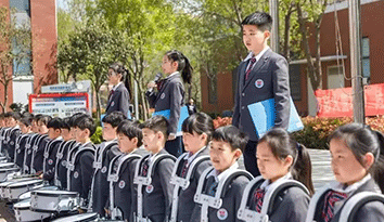 中美日“校服定制”大比拼！