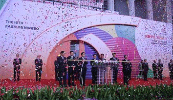 2019中國(guó)流花國(guó)際服裝節(jié)暨廣東時(shí)裝周（秋季）新聞發(fā)布會(huì)在廣州市盛大開(kāi)幕，帶領(lǐng)校服定制行業(yè)走向未來(lái)