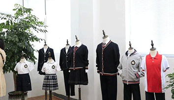 學(xué)校家長實(shí)地探訪校服定制企業(yè)，監(jiān)督校服生產(chǎn)質(zhì)量