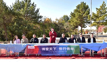 愛心企業(yè)走進(jìn)校園  捐贈(zèng)校服定制著裝溫暖人心