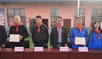 愛心企業(yè)向鄭州經(jīng)開區(qū)八里灣小學(xué)捐贈“校服定制”著裝