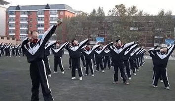 哈馬校服--校服定制廠家教您如何更好清洗校服