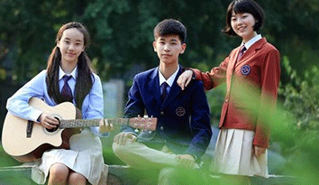 新學校定制校服必須找有設(shè)計能力的公司進行定制