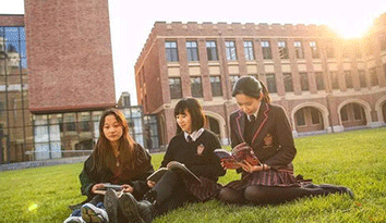 如何正確選擇中小學(xué)生校服定做廠家呢？