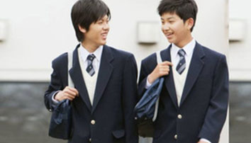 武漢某校家長們質(zhì)疑“西裝定制校服”不實(shí)用