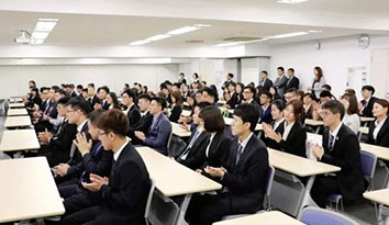 日本企業(yè)應對學校停課：允許員工帶孩子上班,開放會議室寫作業(yè),哈馬校服生產(chǎn)公司為此表示此舉太暖心了！