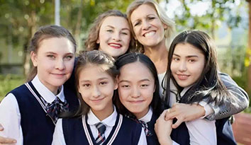 家長們?yōu)槭裁聪矚g給孩子讀國際學(xué)校？是因?yàn)閮?yōu)質(zhì)的“校服定做”嗎？