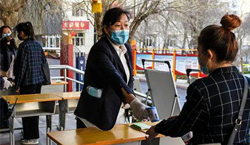 疫情過(guò)后：學(xué)校陸續(xù)開學(xué) 校服生產(chǎn)公司守護(hù)健康校園