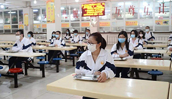 抗擊疫情背后：教育行業(yè)有保障 哈馬校服公司為學(xué)生健康保駕護(hù)航