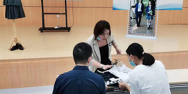 秋季小學(xué)生定制校服,校服生產(chǎn)廠家