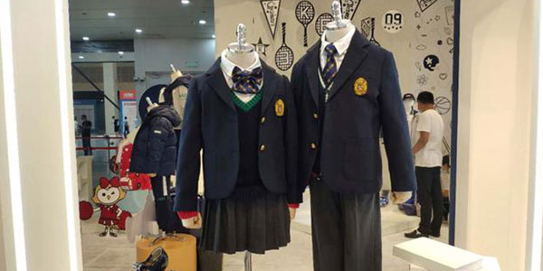 校服生產(chǎn)廠家，校服定制