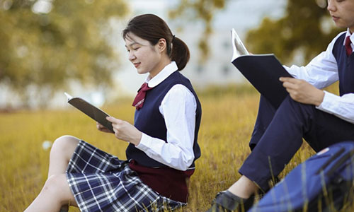 校服生產(chǎn)廠家，校服定制