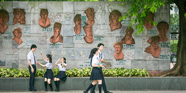 校服生產(chǎn)廠(chǎng)家，定做校服