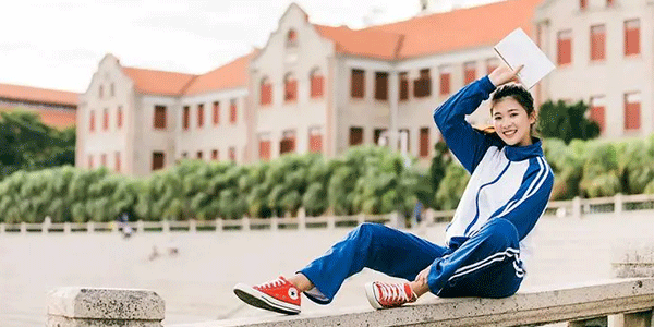 校服生產(chǎn)廠家，校服定制